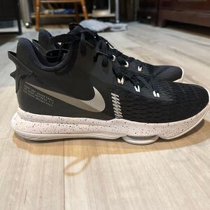 Nike Men's Black and Silver Trainers